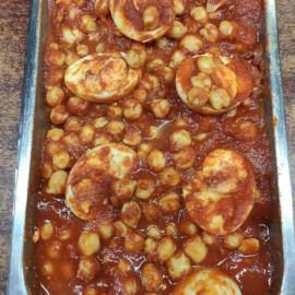 Garbanzos, huevo duro y tomate